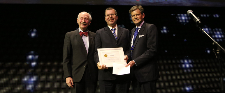 v.l.: Prof. Fritz H. Schröder, Stifter des EAU Prostate Cancer Research Awards, Preisträger Prof. Zoran Culig und Prof. P-A. Abrahamsson, Generalsekretär der EAU, bei der Verleihung in Stockholm. Culig_EAU_award_2014.jpg