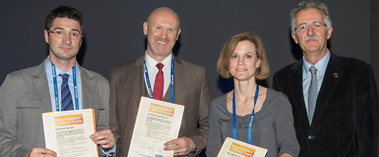 Von links: D. Groheux, Paris (Best Clinical Paper 2011), R. Haubner, Innsbruck (Best Basic Science Paper 2011), D.B. Husarik, Zürich (Most Cited Paper 2011), P. Bourguet, Rennes (President of the Executive Committee of the EANM) Von links: D. Groheux, Paris (Best Clinical Paper 2011), R. Haubner, Innsbruck (Best Basic Science Paper 2011), D.B. Husarik, Zürich (Most Cited Paper 2011), P. Bourguet, Rennes (President of the Executive Committee of the EANM)