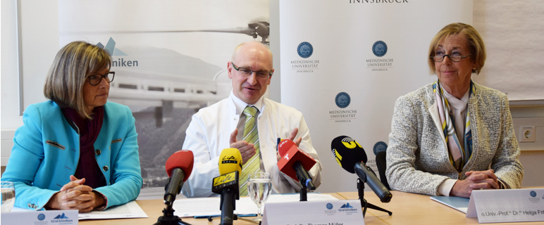 Der neue Direktor der Kinderklinik, Univ.-Prof. Thomas Müller stellte sich den Fragen der JournalistInnen: Dr.in Alexandra Kofler MSc und Rektorin o.Univ.-Prof.in Dr.in Helga Fritsch (re.) stellten den neuen Leiter vor. Der neue Direktor der Kinderklinik, Univ.-Prof. Thomas Müller stellte sich den Fragen der JournalistInnen: Dr.in Alexandra Kofler MSc und Rektorin o.Univ.-Prof.in Dr.in Helga Fritsch (re.) stellten den neuen Leiter vor.