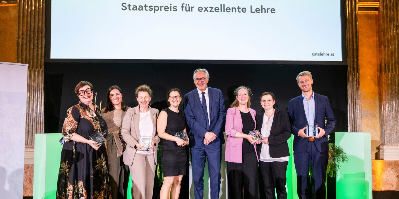 BU: Generalsekretär Martin Netzer (M.) mit allen Ausgezeichneten, ganz links Alexandra Ciresa-König, rechts Marc Kalenka („Skillsnight“ Initiative) aus Innsbruck © BMBWF/Sebastian Judtmann NEWS_Ars_Docendi2024.jpg