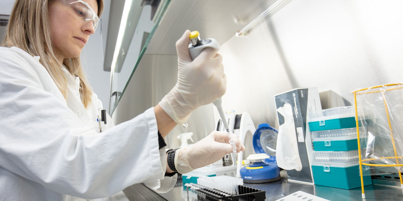 BU: Das forensisch-toxikologische Forschungslabor an der Med Uni Innsbruck ist die einzige Einrichtung Österreichs, die für die Teilnahme am europäischen SCORE-Programm zertifiziert ist. (Foto: MUI/C. Simon) NEWS_Drogenmonitoring23.jpg