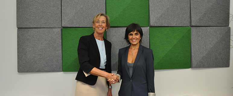 Rektorin o. Univ.-Prof.in Dr.in Helga Fritsch (im Bild rechts) heißt Univ.-Prof.in Dr.in Irene Esposito an der Medizinischen Universität Innsbruck willkommen. NEWS_IEsposito_HFritsch_kl.jpg