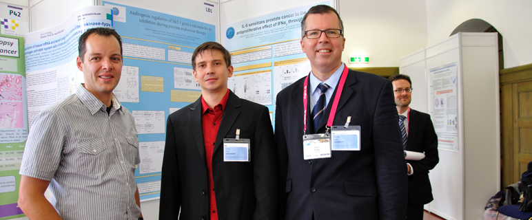 v.l.: Dr. Frédéric Santer, Nachwuchsforscher Holger Erb und Univ.-Prof. Zoran Culig präsentierten beim ESUR-Kongress in Dresden neue Erkenntnisse zur Therapie des Prostatakarzinoms. NEWS_Interferon_Therapie.jpg