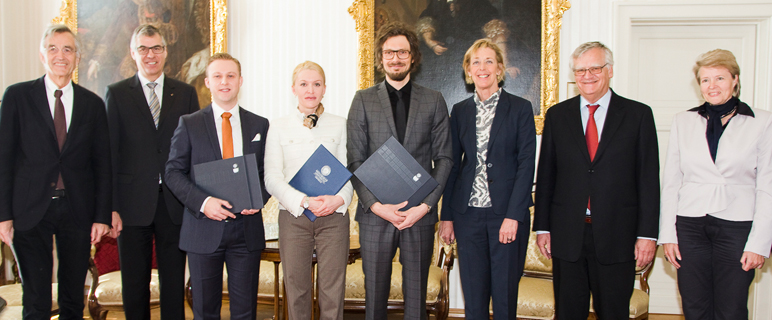 v.l.: Rektor Tilmann Märk, Schulamtsleiter Arnold Kind, Preisträger Albert Kaufmann, Preisträgerin Elfriede Ruttmann-Ulmer, Preisträger Michael Kirchler, Vizerektorin Helga Fritsch (desgn. Rektorin) und Vizerektor Günther Sperk (Medizinischen Universität), Vizerktorin Sabine Schindler.
NEWS_Liechtensteinpreis.jpg