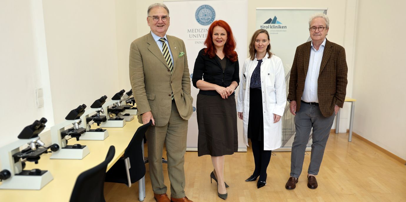 v.l.: Rektor Wolfgang Fleischhacker, Landesrätin Cornelia Hagele, Neuropathologin Adelheid Wöhrer und Christian Haring, Med. GF tirol kliniken. Foto: MUI/Bullock NEWS_PK_Neuropatho.jpg