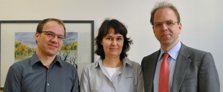 Perfekte Zusammenarbeit bei der Identifikation einer neuen Bindegewebserkrankung. v.l.: Dr. Matthias Baumann, Dr.in Christine Fauth und Univ.-Prof. DDr. Johannes Zschocke. (Foto: Medizinische Universität Innsbruck) NEWS_eds_team.jpg