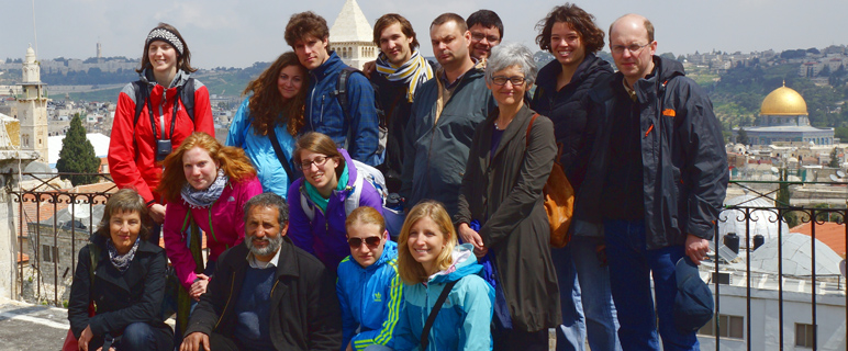 Die Studierenden wurden von Univ.-Prof.in Gabriele Werner-Felmayer (l.), Univ.-Prof. Josef Quitterer (r.), Dr.in Elisabeth Medicus (3.v.r.) und Reiseleiter Israel Ariel (2.v.l.) begleitet. gruppe_israel