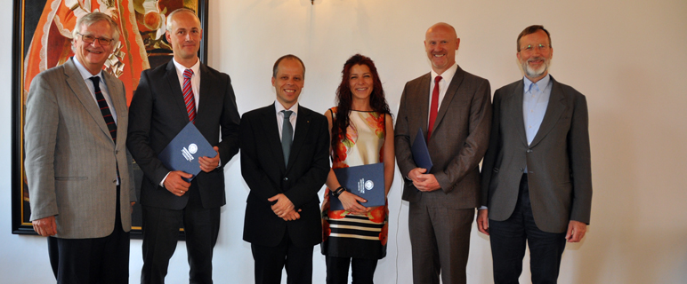 Rektor Univ.-Prof. Herbert Lochs (re.) und Forschungs-Vizerektor Univ.-Prof. Günther Sperk (li.) mit den PreisträgerInnen, v.l.: Univ.-Prof. ao.Univ.-Prof. Walther Parson, der den Preis stellvertretend für den im Ausland weilenden Mag. Martin Bodner, PhD, entgegennahm, Univ.-Prof. Dr. Klaus Liedl, Dr.in Sandra Santos-Sierra und Dr. Roland Haubner. NEWS_seibert_jubilaeumsfonds_2013.jpg
