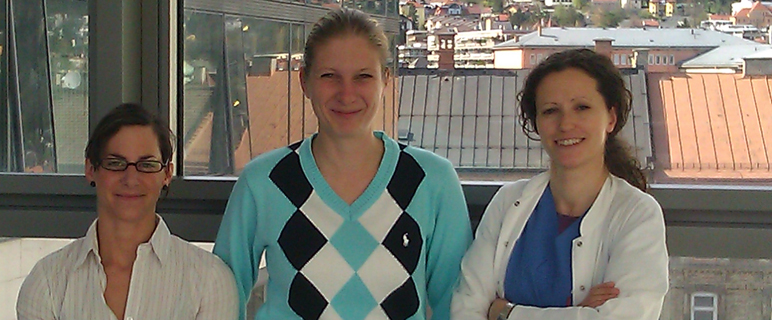 Mag.a biol. Caroline Linhart, Mag.a biol. Katrin Watzinger und Dr.in Susanna Desole forschen in der Arbeitsgruppe Pneumologie von Univ.-Prof. Christian Kähler zu Lungenerkrankungen. desole_pah