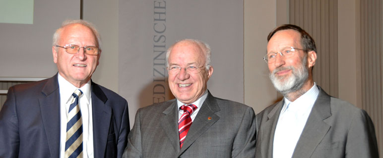 Prof. Raimund Margreiter (li.) und Rektor Prof. Herbert Lochs begrüßten gemeinsam Festredner DDr. Herwig van Staa (Mitte) Neujahrsempfang 2012: Prof. Raimund Margreiter, Prof. Herbert Lochs mit Festredner DDr. Herwig van Staa