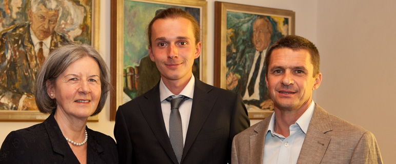 vl.: Monika Brandl, die Gattin des Stiftungsgründers, und Hubertus Haas von der Sektion für Molekularbiologie des Biozentrums Innsbruck (re.) gratulierten dem Preisträger Michael Blatzer. (Mitte). (Foto: Medizinische Universität Innsbruck)
Ernst Brandl-Preis 2012