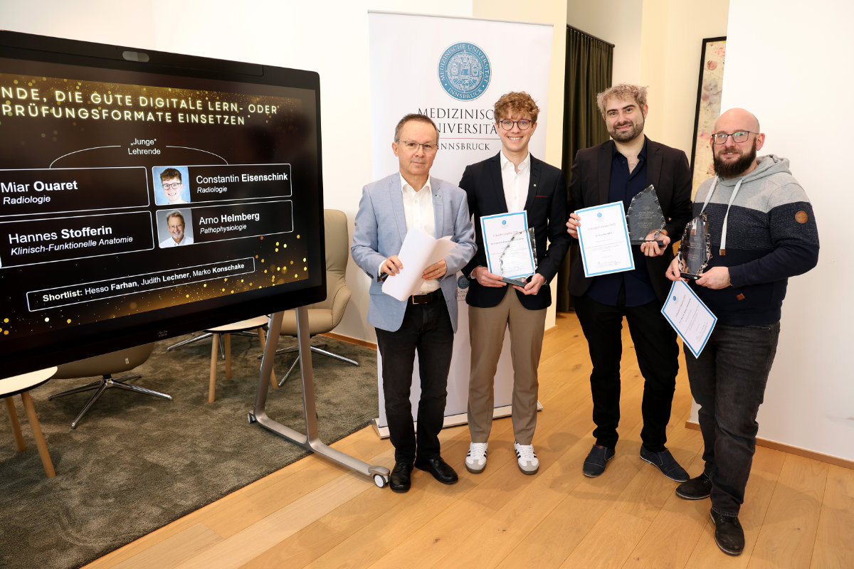 VR Prodinger bei der Übergabe der Lehrpreise, hier an Constantin Emanuel Eisenschink, Miar Ouaret und Hannes Stofferin bei der Preisverleihung (v.l.n.r.)