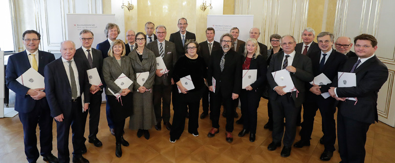 Gutes Ergebnis: Unterzeichnete Leistungsvereinbarung wurde offiziell überreicht