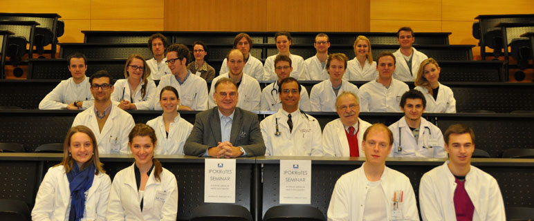 Prof. Wolfgang Fleischhacker, die Gastprofessoren Daniel P. Asnes und Christopher S. Peckins (Mitte v.l.) mit den TeilnehmerInnen des Seminars für Studierende. Ipokrates Seminar 2012