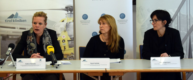 (v.l.n.r.) Kathrin Sevecke (Primaria der Abteilung und Direktorin der Universitätsklinik für Kinder- und Jugendpsychiatrie sowie -psychotherapie in Hall und Innsbruck), Sigrid Hartlieb (Oberärztin der Station für Essstörungen, Abteilung für Kinder- und Jugendpsychiatrie sowie -psychotherapie am LKH Hall), Alice Angermann (Diätologin, Abteilung für Kinder- und Jugendpsychiatrie sowie -psychotherapie am LKH Hall) kiju_pk_news2019.jpg