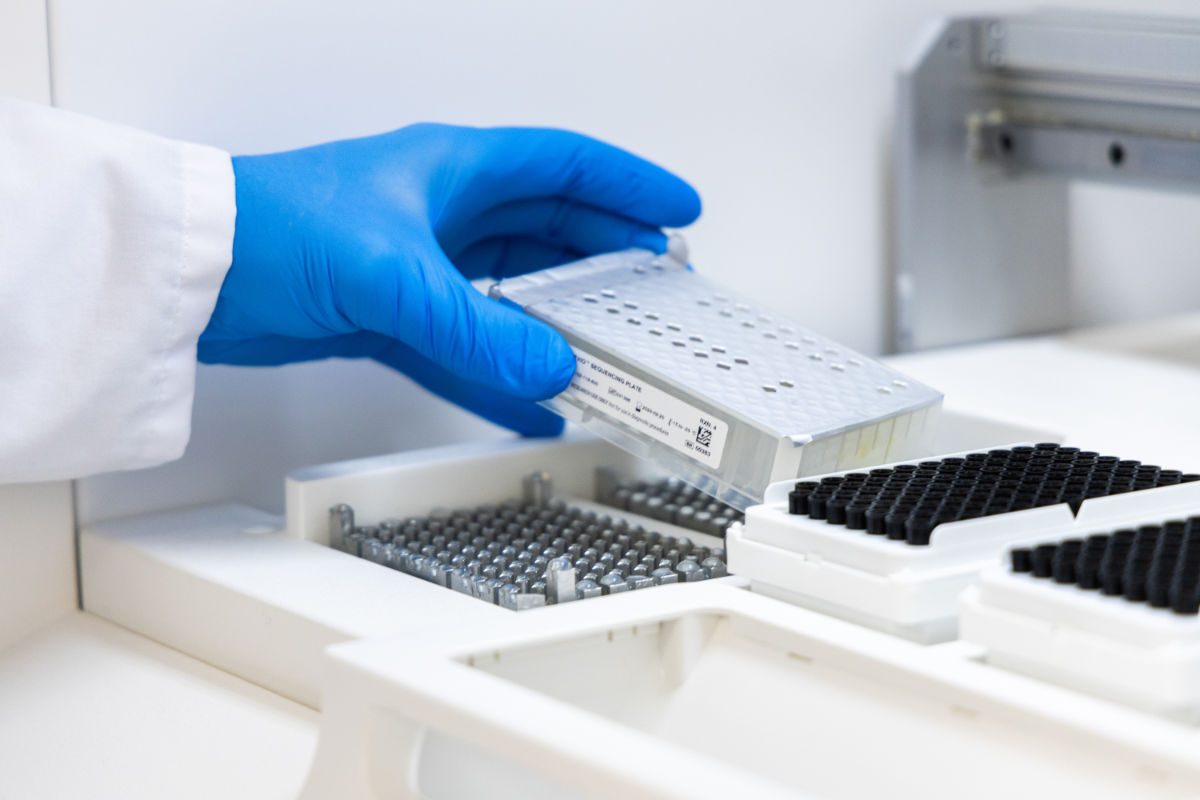 Ein Mitarbeiter bestückt das Long Read Sequenziergerät am Institut für Humangenetik Innsbruck mit Proben (Foto: MUI/C. Simon)