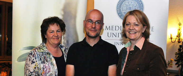 OA Dr. Franz Altenstrasser (Mitte) mit Forum Land-Bezirksobfrau Paula Eisenmann und Bezirksbäuerin Margreth Osl (li). 