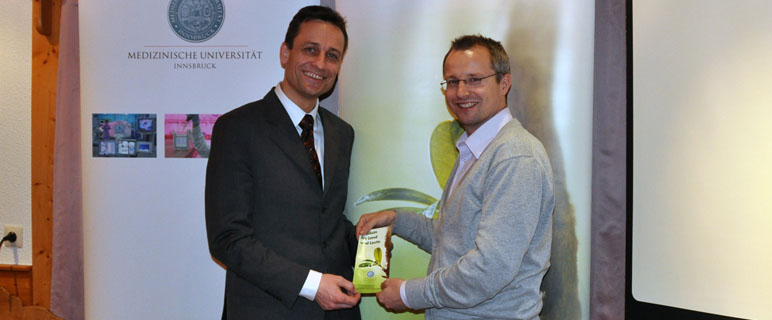 Magnus Gratl (Forum Land) bedankte sich bei Prof. Matthias Schmuth (li) für den Besuch in Wenns. Medizin für Land und Leute in Wenns