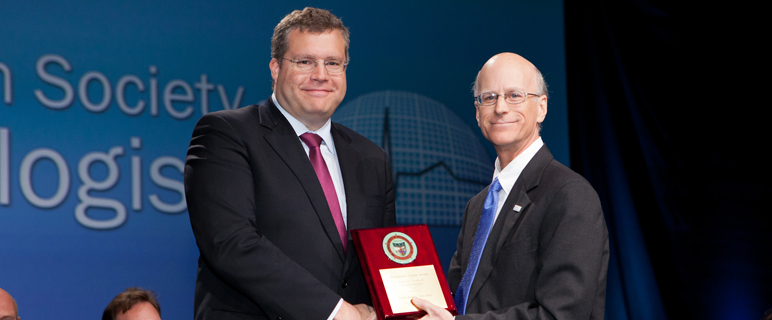 Vor mehreren tausend Teilnehmern erhaelt Peter Nagele den Presidential Scholar Award der American Society of Anesthesiologists (© American Society of Anesthesiologists) nagele_ASA_award.jpg