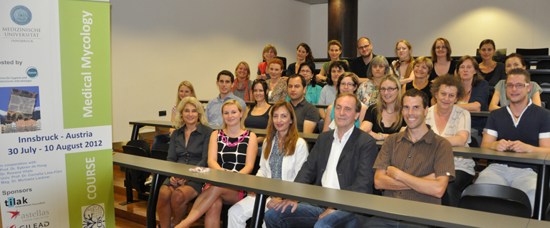 Erste Reihe v. l.: Univ.-Prof.in Cornelia Lass-Flörl, Mag.a Dr.in Michaela Lackner, Dr.in Roxana Vitale (Argentinien) und Prof. Sybren de Hoog (Niederlande) mit KursteilnehmerInnen. News CBS