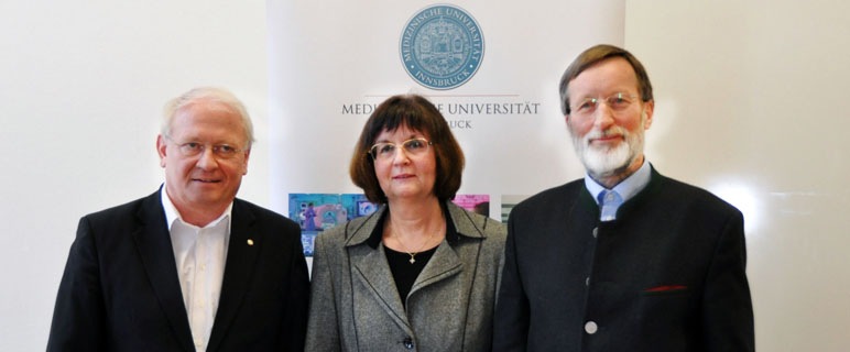 Der stellvertretende Vorsitzende des Universitätsrates, o. Univ.-Prof. Mag. Dr. Günther Bonn (li), die Vizerektorin für Finanzen, Dr.in Gabriele Döller, und der Rektor der Medizinischen Universität Innsbruck, Univ.-Prof. Dr. Herbert Lochs informierten über die Zukunftsperspektiven. (Foto: Medizinische Universität Innsbruck)
Pressekonferenz zu den Zukunftsperspektiven der Medizinischen Universität Innsbruck