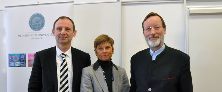 v.r: Rektor Univ.-Prof. Herbert Lochs, die Ärztliche Direktorin des Landeskrankenhauses Innsbruck, Dr.in Alexandra Kofler und der Vorstandsdirektor der Tilak, Mag. Andreas Steiner, präsentierten die neue Führung der Innsbrucker Kinderklinik.
Pressekonferenz neue Führung der Kinderklinik