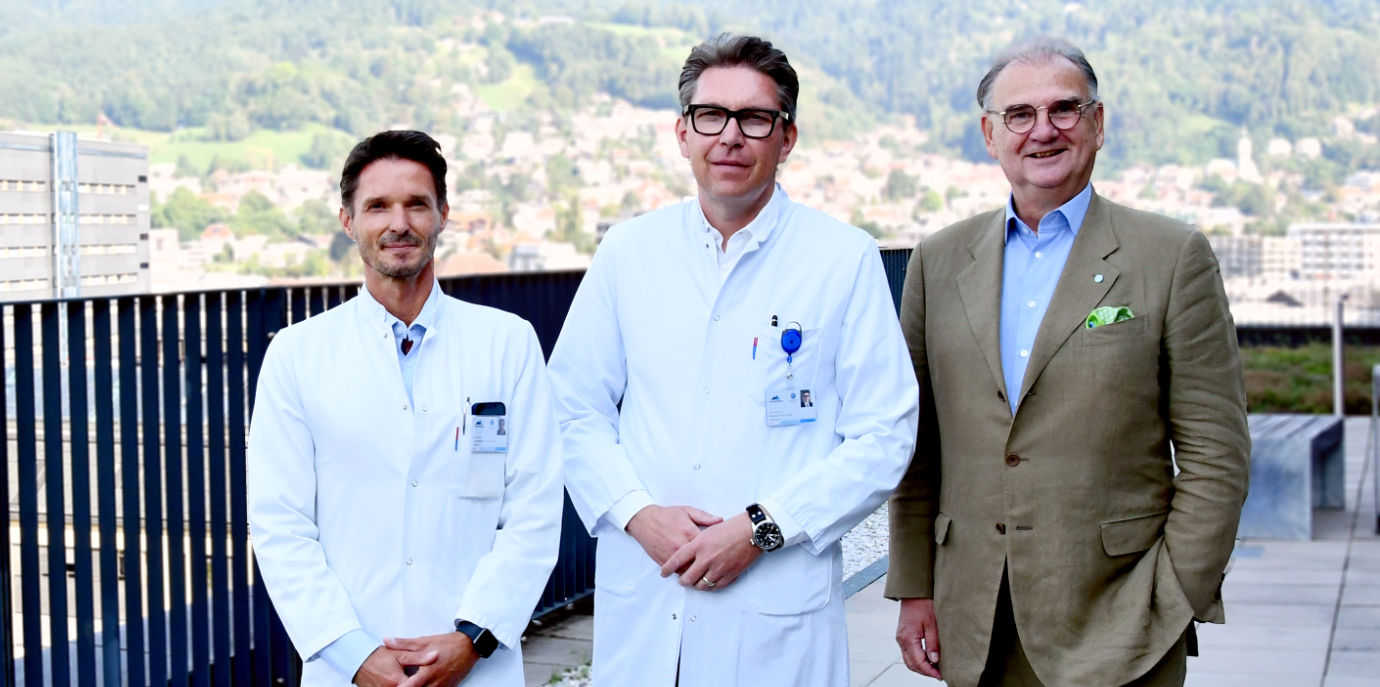 BU von links: Klinikdirektor Stefan Schneeberger, Gerald Brandacher und Rektor Wolfgang Fleischhacker pk_schneeberger_brandacher.jpg
