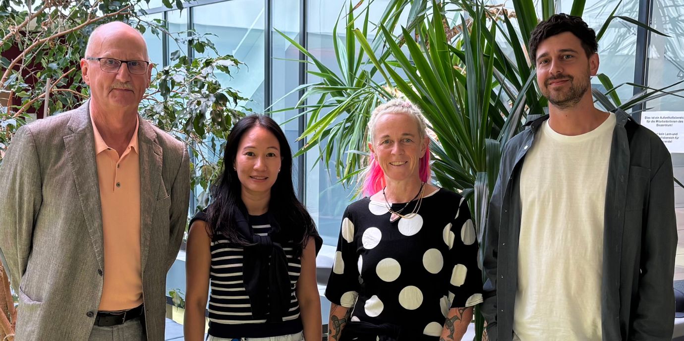 Das interdisziplinäre Forschungsteam: Seniorautor Alexander Hüttenhofer, Erstautorin Glory Ranches, Doris Wilflingseder und Kai Kummer. sarsgenomik.jpg