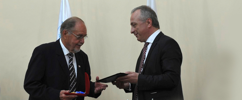 Prof. Georg Sidoroff erhält Orden vom Goldenen Vlies vom Rektor der Medizinischen Universität Tiflis, Zurab Vadachkoria (re.). sidoroff