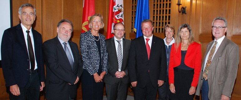 BU v.l.: Tilmann Märk (Rektor der Universität Innsbruck), Friedrich Roithmayr (Vizerektor der Universität Linz), Helga Fritsch (Rektorin der Medizinischen Universität Innsbruck), Christian Keuschnigg (Direktor des Instituts für Höhere Studien in Wien), LR Bernhard Tilg, Sabine Schindler (Vizerektorin für Forschung der Universität Innsbruck), MED-EL-Unternehmerin Ingeborg Hochmair-Desoyer und FWF-Vizepräsident Alan Scott. Foto Land Tirol. tilg-beirat-wissfonds-2014-08-19kl-RS_news.jpg