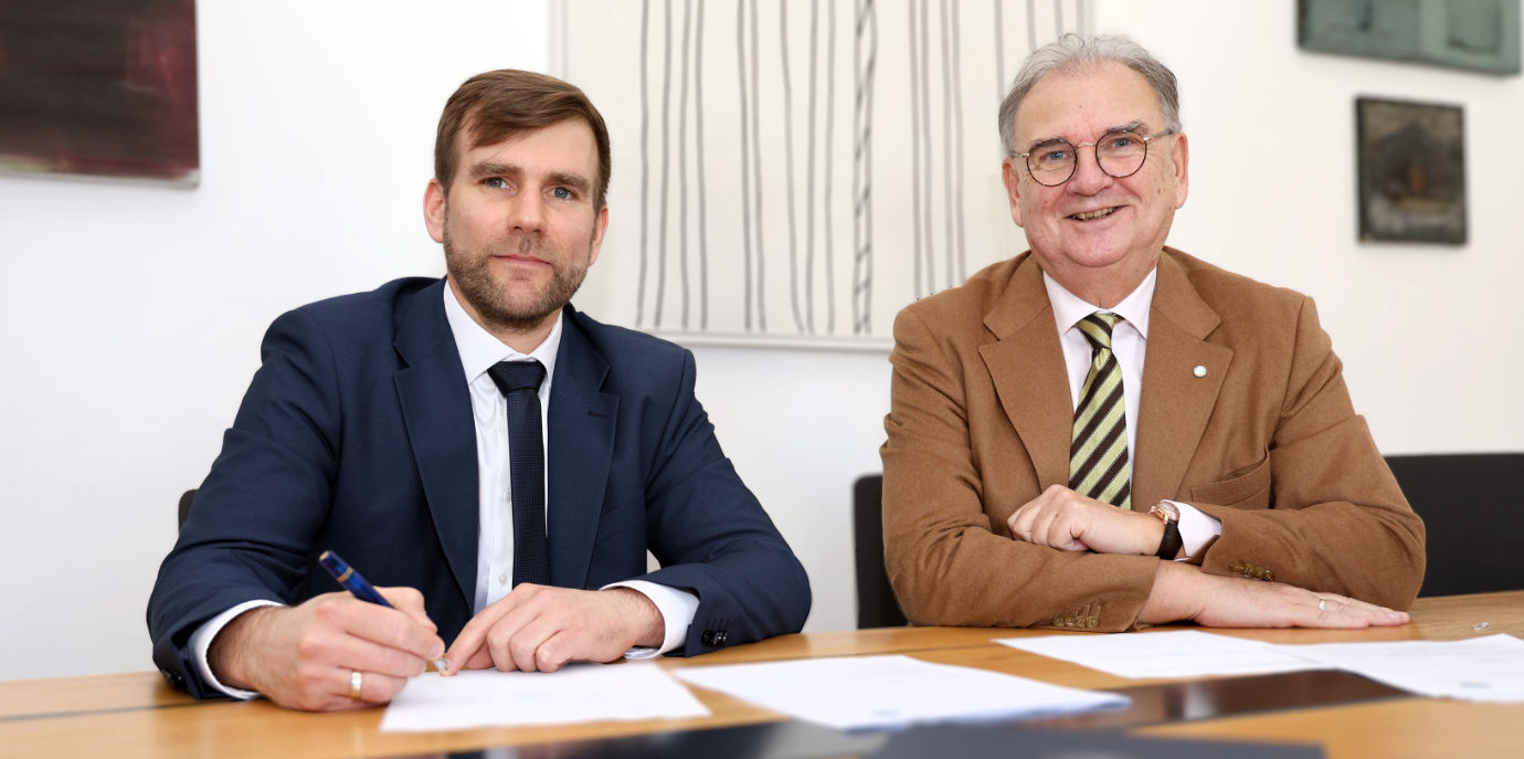 Vertragsunterzeichnung: Steffen Ormanns zum Professor für Allgemeine und Molekulare Pathologie berufen
