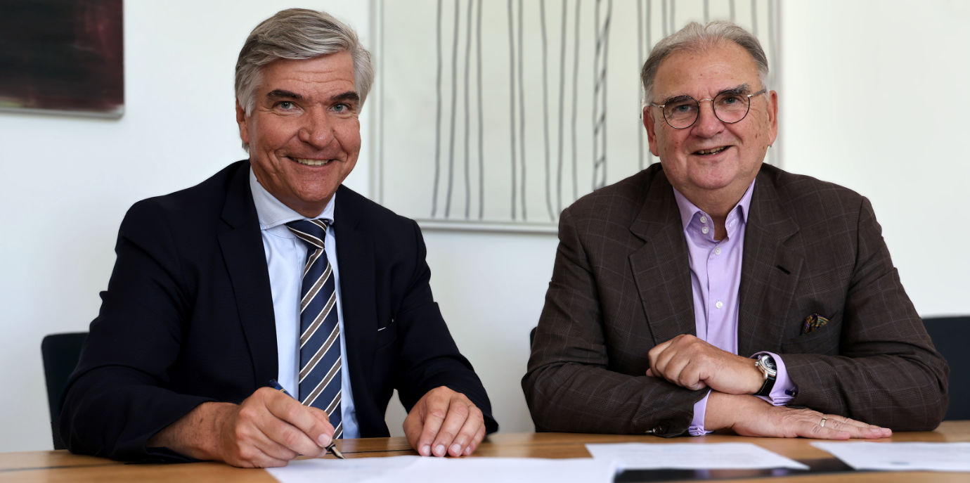 Dietmar Ulrich (l.) bei der Vertragsunterzeichnung mit Rektor Wolfgang Fleischhacker. vertragsunterzeichnung_ulrich.jpg