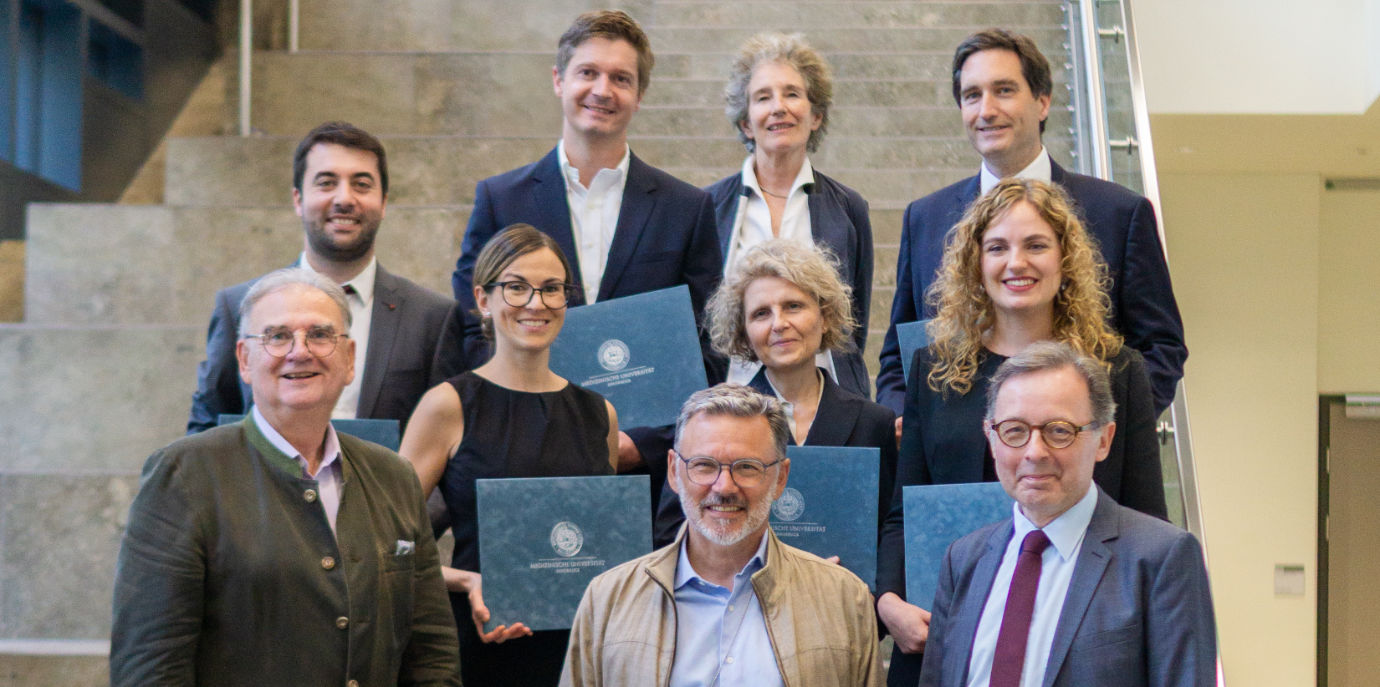 1. Reihe v.l.n.r : Rektor Wolfgang Fleischhacker, Festredner Francesco Ferraguti, der neue Vorsitzende der Habilitationskommission Romuald Bellmann. 2. Reihe v.l.n.r. die HabilitandInnen Matteo Cesari, Annette Runge, Emanuela Trenti und Stephanie Mangesius. 3. Reihe v.l.n.r. Georg Franz Lehner, Vizerektorin Christine Bandtlow und Markus Theurl
12-science-day.jpg