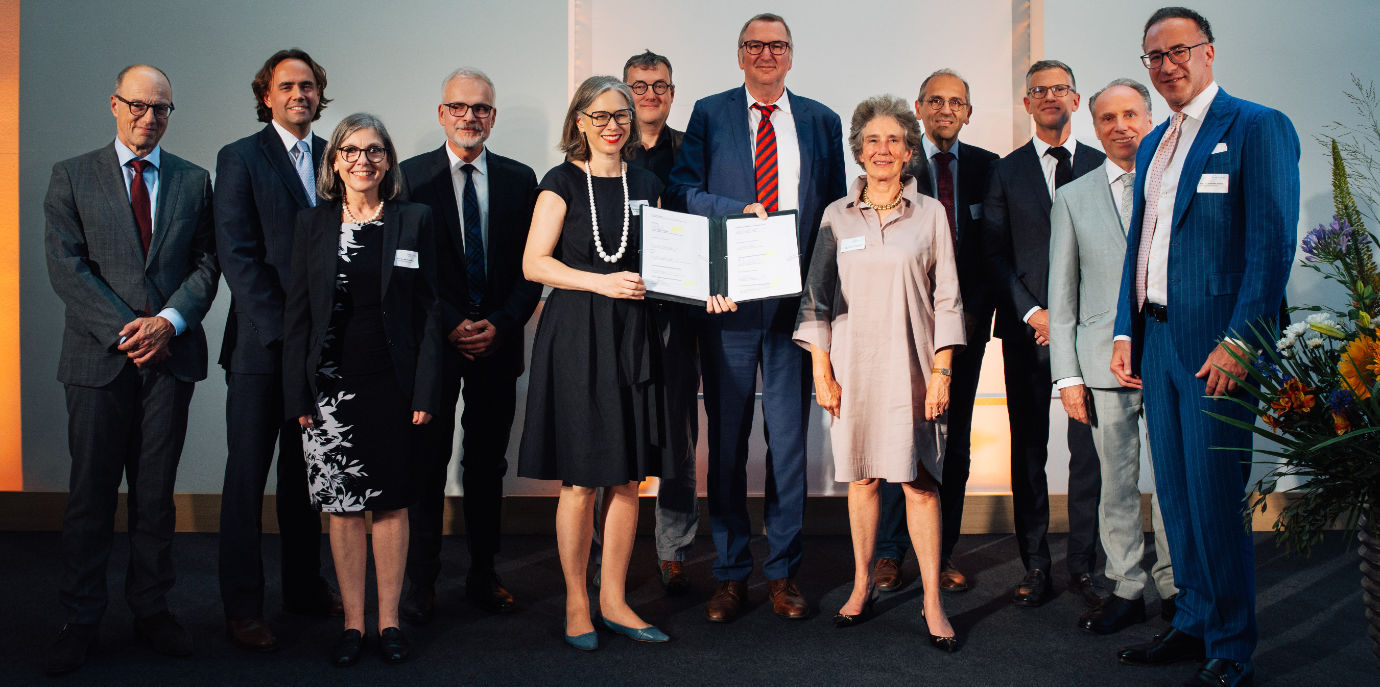 Die Unterzeichnung für die Medizinische Universität Innsbruck erfolgte durch Vizerektorin Christine Bandtlow (Mitte rechts vorne) und dem CCCI Leiter Dominik Wolf (Dritter v. re.). Darüber hinaus waren bei dem Festakt in München hochrangiger VertreterInnen der bayerischen Staatsregierung, VertreterInnen des österreichischen Bundesministeriums für Frauen, Wissenschaft und Forschung und VertreterInnen aus den Comprehensive Cancer Centers und Rektoraten der drei österreichischen medizinischen Universitäten. Foto: Lichtwerk-Fotografie ACCN_Bayern.jpg