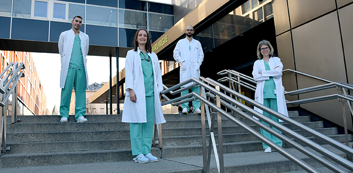 Bild: Patrick Spraider, Julia Abram, Gabriel Putzer, Judith Martini. Foto: MUI/Bullock Abstractpreis_Anaesthesie.jpg