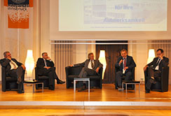 v.l.n.r. Rechtsanwalt Franz Michael Petry (Ecclesia Versicherungsdienst GmbH), Univ.-Prof. Dr. Bernhard A. Koch, LL.M. (Institut für Zivilrecht an der Rechtswissenschaftlichen Fakultät der Universität Innsbruck), Mag. Ingomar Marwieser (TILAK), Mag. Birger Rudisch (PatientInnenvertreter), Dr. Günter Atzl (Kammeramtsdirektor der Ärztekammer für Tirol) Diskussion.jpg