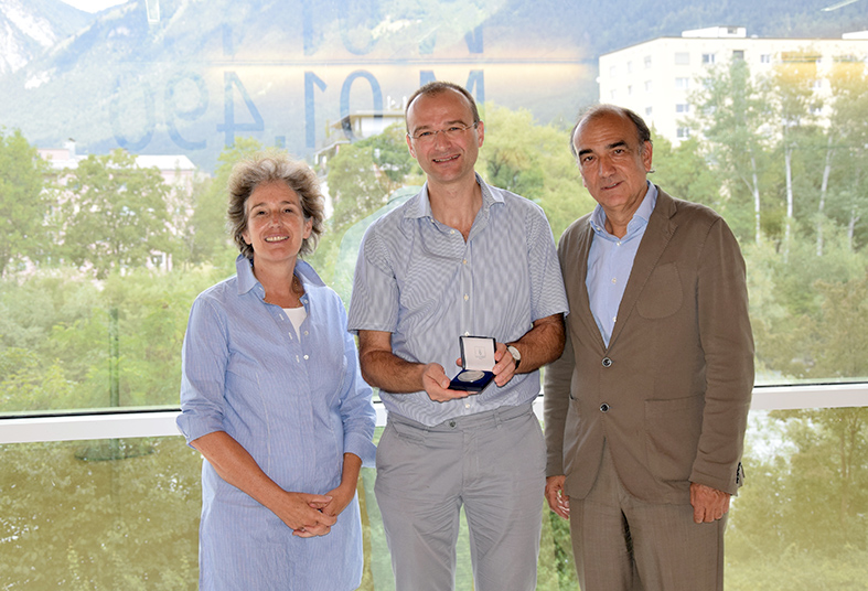 Die Vizerektorin für Forschung und Internationales, Christine Bandtlow, der Neurowissenschaftler Tobias Moser sowie der Direktor des Department f. Hals-, Nasen- und Ohrenheilkunde und Hör-, Stimm- und Sprachstörungen, Patrick Zorowka. (Foto: Hanife Badik) Eurolife Lecture Series_Bandtlow_Moser_Zorowka