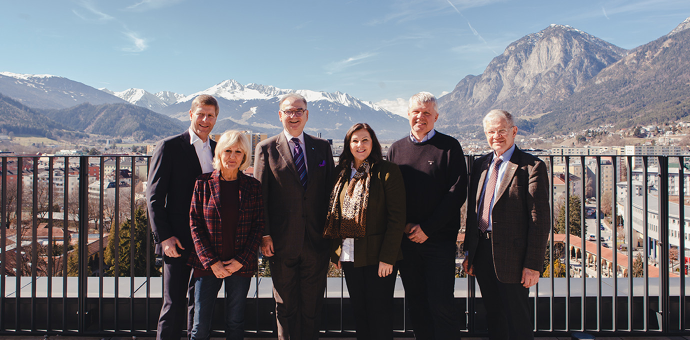 Nach Zustimmung durch den Senat wurde Rektor Wolfgang Fleischhacker vom Universitätsrat einstimmig für eine weitere Amtsperiode in seiner Funktion bestätigt.
v.l.: Julian Hadschieff, Gabriele Kühbacher, Wolfgang Fleischhacker, Elisabeth Zanon, Gert Mayr, Josef Glößl. Foto_Wiederbestellung_Rektor_032020.jpg