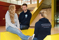 Rechtzeitig zum Herbstbeginn sind Kaputzenpullis, sogenannte Hoodies, im MedUniIBK-Look käuflich erwerbbar. Es handelt sich bei diesem Angebot um ein gemeinsames Projekt der ÖH Medizin und der Medizinischen Universität Innsbruck. Die warmen und flauschigen Hoodies stehen in zwei Farben zur Auswahl: „heather grey“ und „navy blue“. Hoodies der Medizinischen Universität Innsbruck