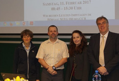 Organisator A.o.Univ.-Prof. DDr. Reinhard Würzner mit drei Referenten, v.r.n.l., Ing. in Dr.in Monika Redlberger-Fritz, Wien, Dr. Jamie Findlow, Manchester und Univ.-Prof.in Dr.in Cornelia Speth, Innsbruck auf dem gut besuchten 12. Tiroler Impftag, der von der Sektion für Hygiene und Medizinische Mikrobiologie, der Sektion für Virologie und dem Dept. Pädiatrie I gemeinsam veranstaltet wurde.