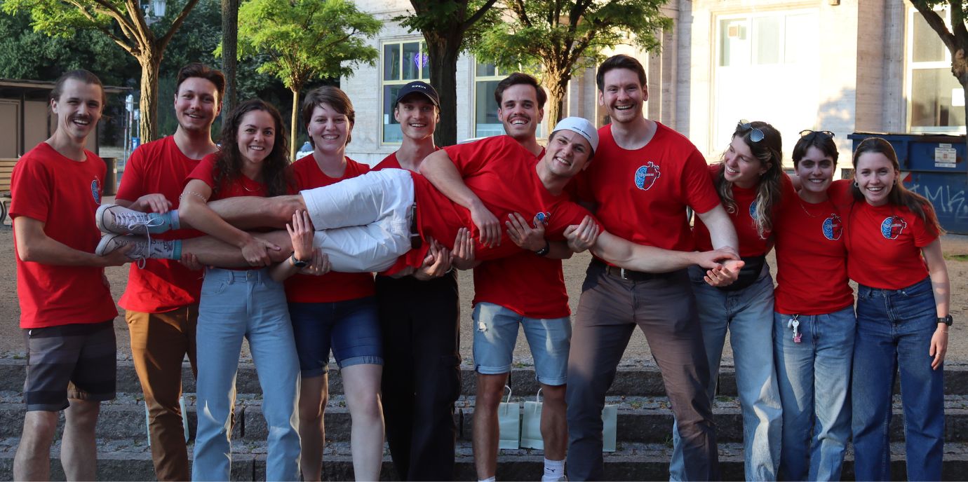 Das Innsbrucker PEC-Team lässt seinen Captain Norbert Redlinger hochleben (Foto: PEC Team Innsbruck) PEC2025.jpg