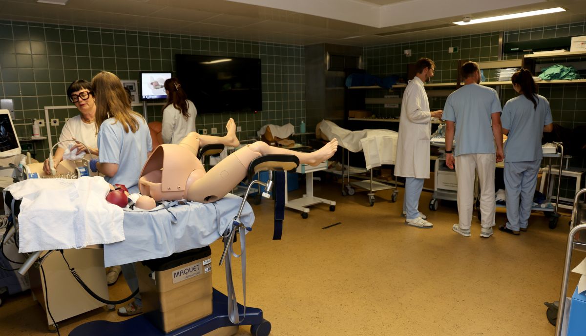 Ein Übungsraum, in dem mehrere Studierende und Lehrende an Modellen tätig sind.