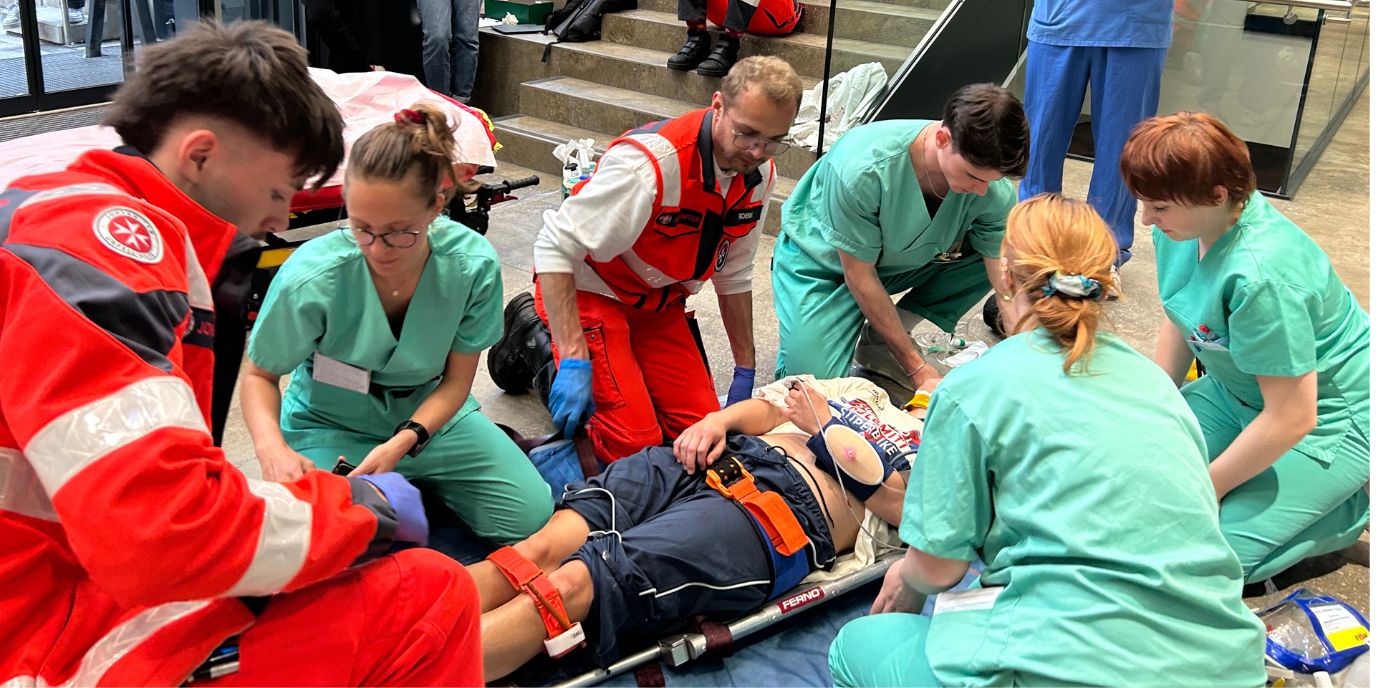 Die TeilnehmerInnen üben bei der Skills Night in interprofessionellen Teams: zwei Studierende der Med Uni und zwei Studierende der Pflege kümmern sich um die „Notfälle“ Skills_Night_2025.jpg