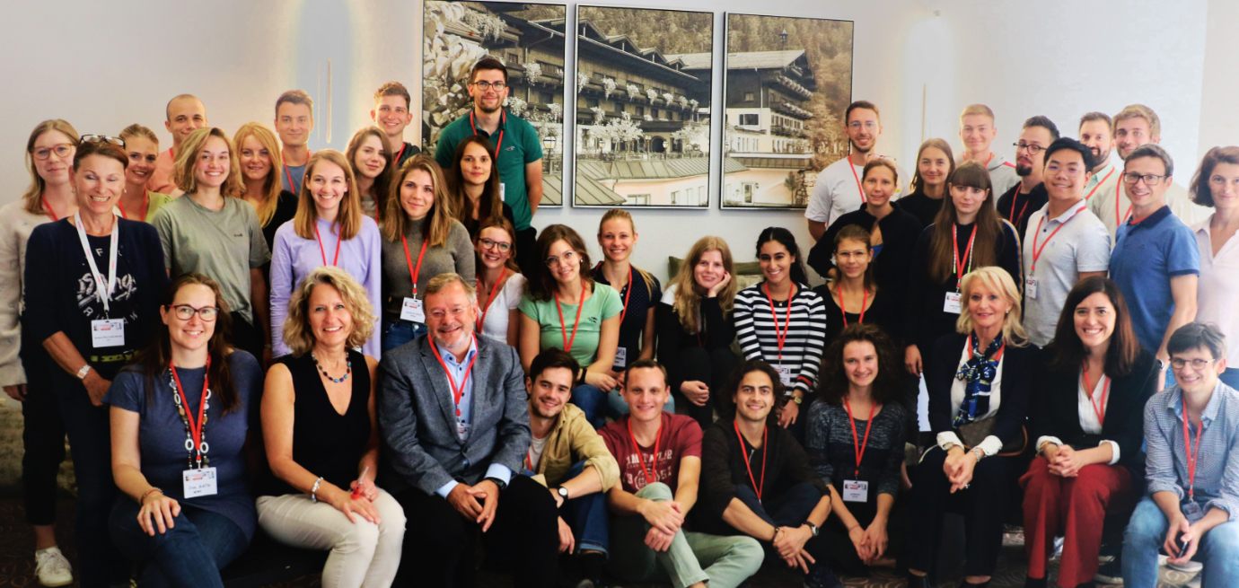 Rheumatologe Johann Gruber mit den TeilnehmerInnen der Summer School Rheumatologe Johann Gruber mit den TeilnehmerInnen der Summer School