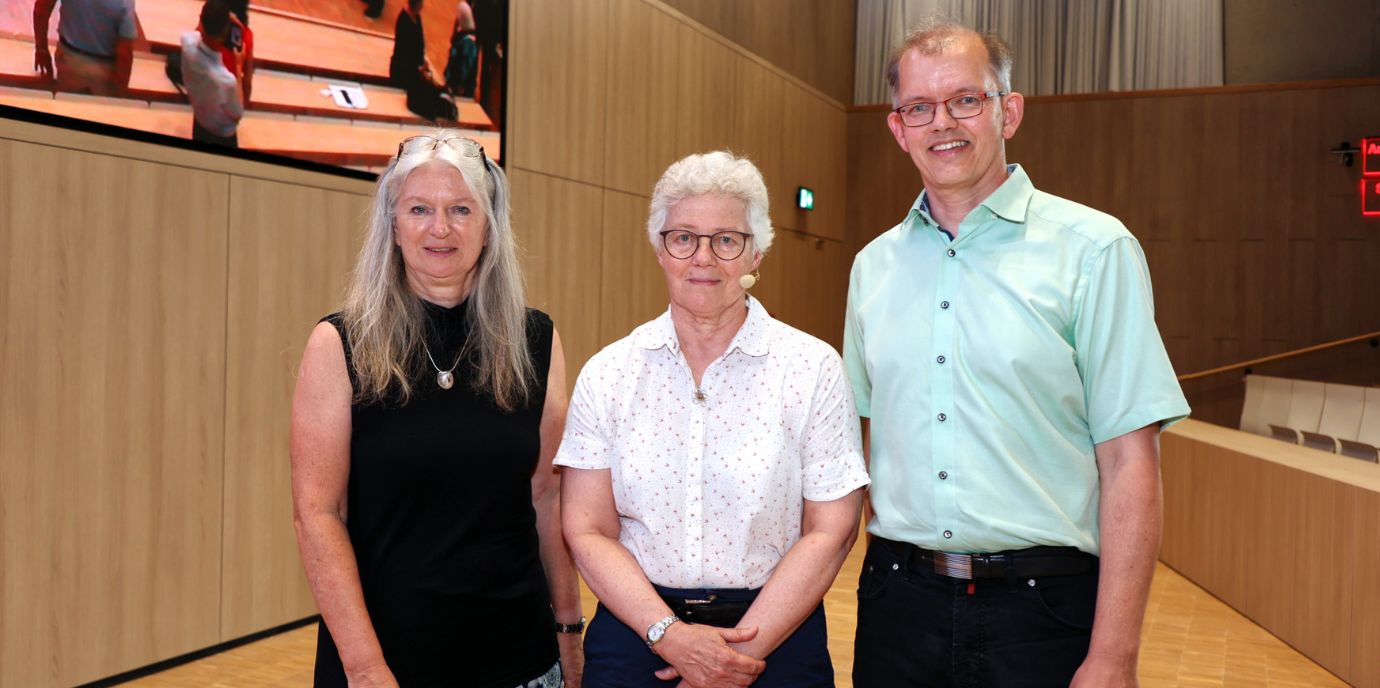 Monika Ritsch-Marte von der Medizinischen Universität und Roland Wester von der Universität Innsbruck konnten Physik-Nobelpreisträgerin Anne L’Huillier in Innsbruck begrüßen. Copyright: Universität Innsbruck THEMA_Physikerin_Gast