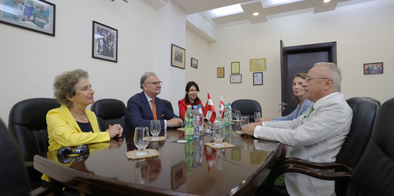 BU: Vizerektorin Christine Bandtlow (li.) und Rektor Wolfgang Fleischhacker (Mitte) waren beim Rektor der Medizinischen Universität Tiflis (re.) zu Besuch. besuch_in_tiflis.jpg