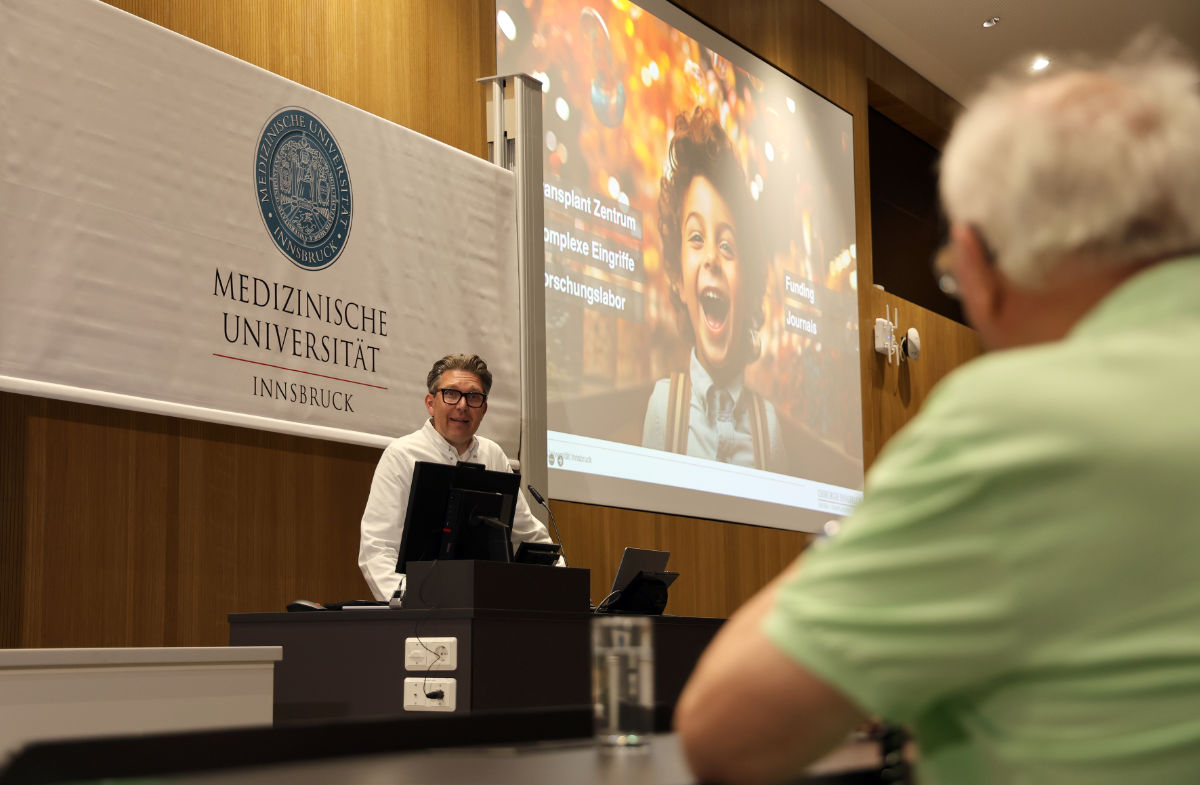 Gerald Brandacher bei seinem Vortrag, im Vordergrund unscharf Raimund Margreiter.