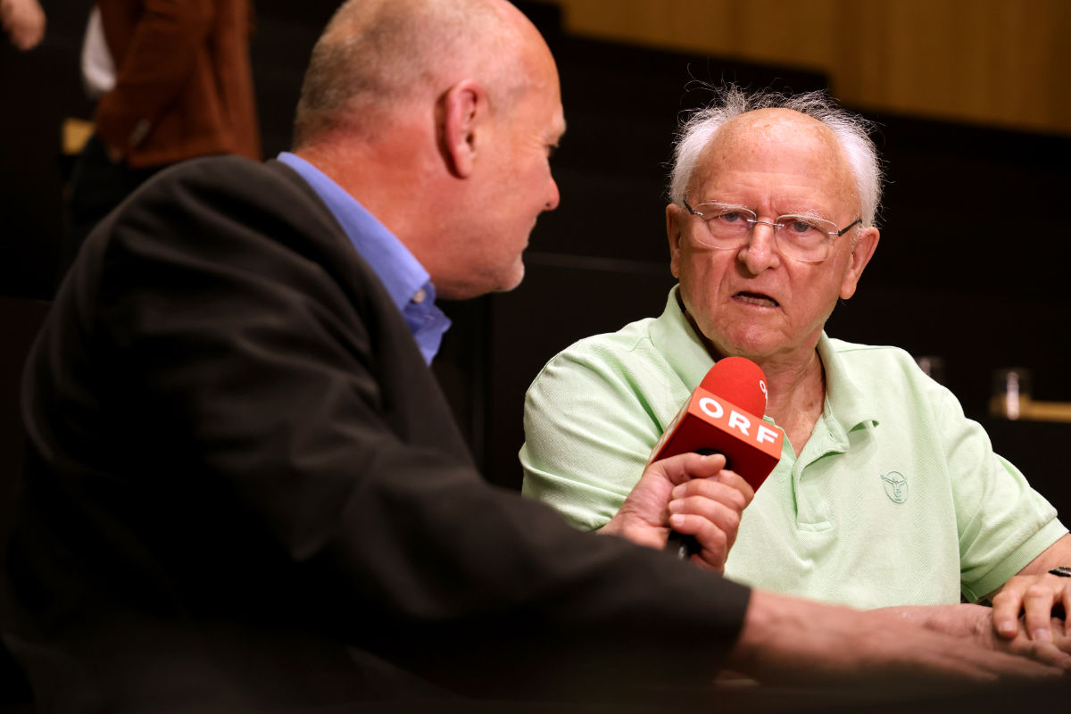 Raimund Margreiter (r.) am Mikrifon im Interview mit Stefan Lindner vom ORF Tirol.