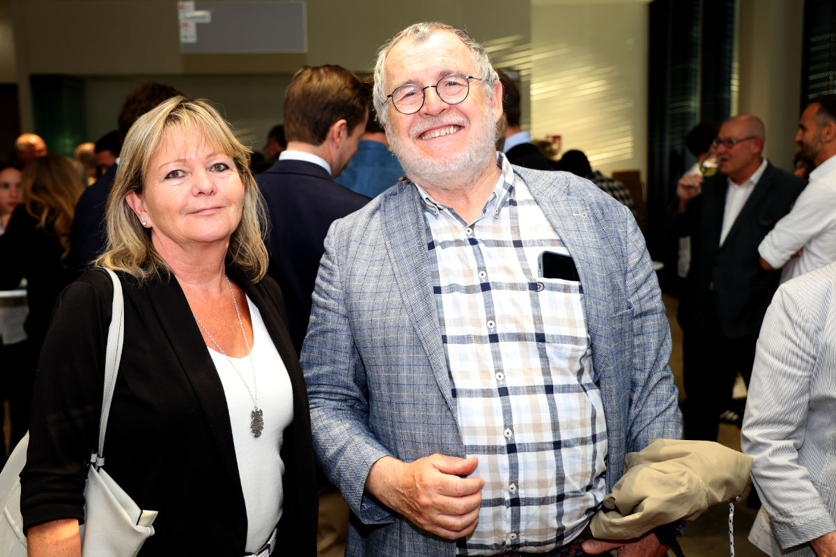 Ilse Stibernitz, die Frau links und rechts Christoph Brezinka lächeln in die Kamera.