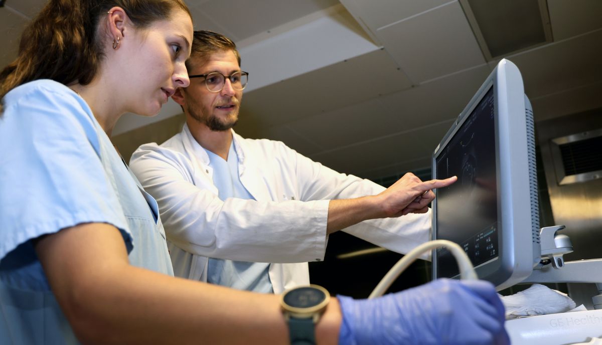 Assistenzarzt Christoph Ebner mit einer Studentin, die an einem Modell eine Ultraschalluntersuchung durchführt